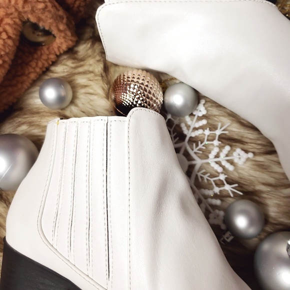 🚨LAST PAIR!!//The Winter// White Moto Boots - Picture 7 of 8